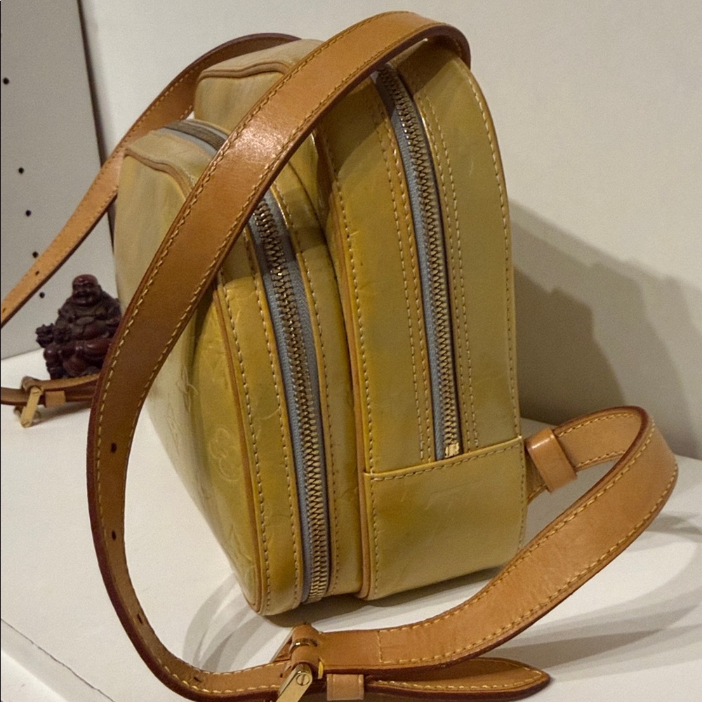 Louis Vuitton Shimmering Gold Bag-pack. Some stain - Picture 6 of 11